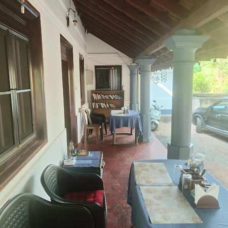 Perch Next Door Bed & Breakfast Канур Екстериор снимка