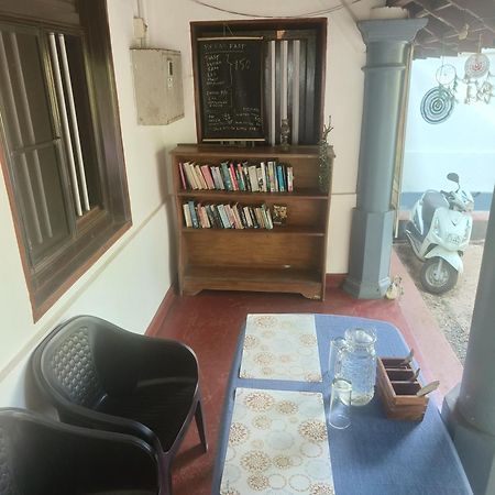 Perch Next Door Bed & Breakfast Канур Екстериор снимка