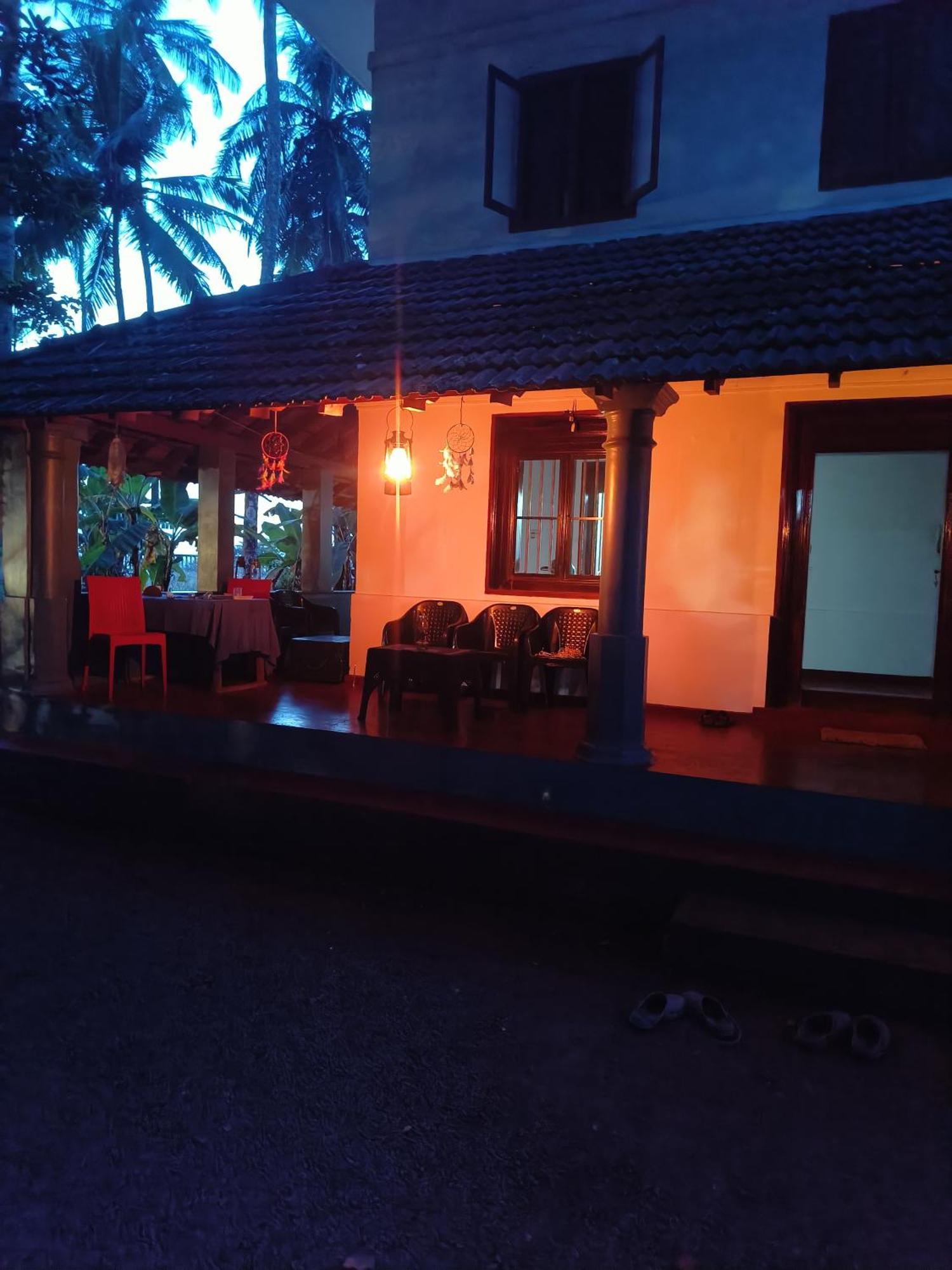 Perch Next Door Bed & Breakfast Канур Екстериор снимка