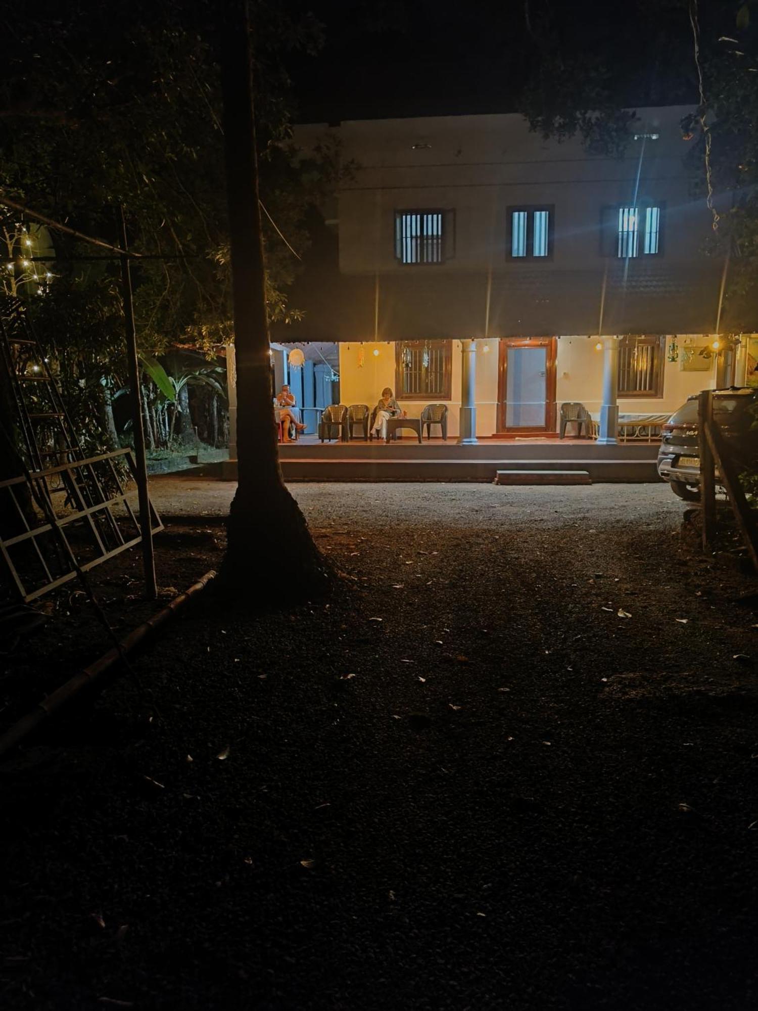 Perch Next Door Bed & Breakfast Канур Екстериор снимка