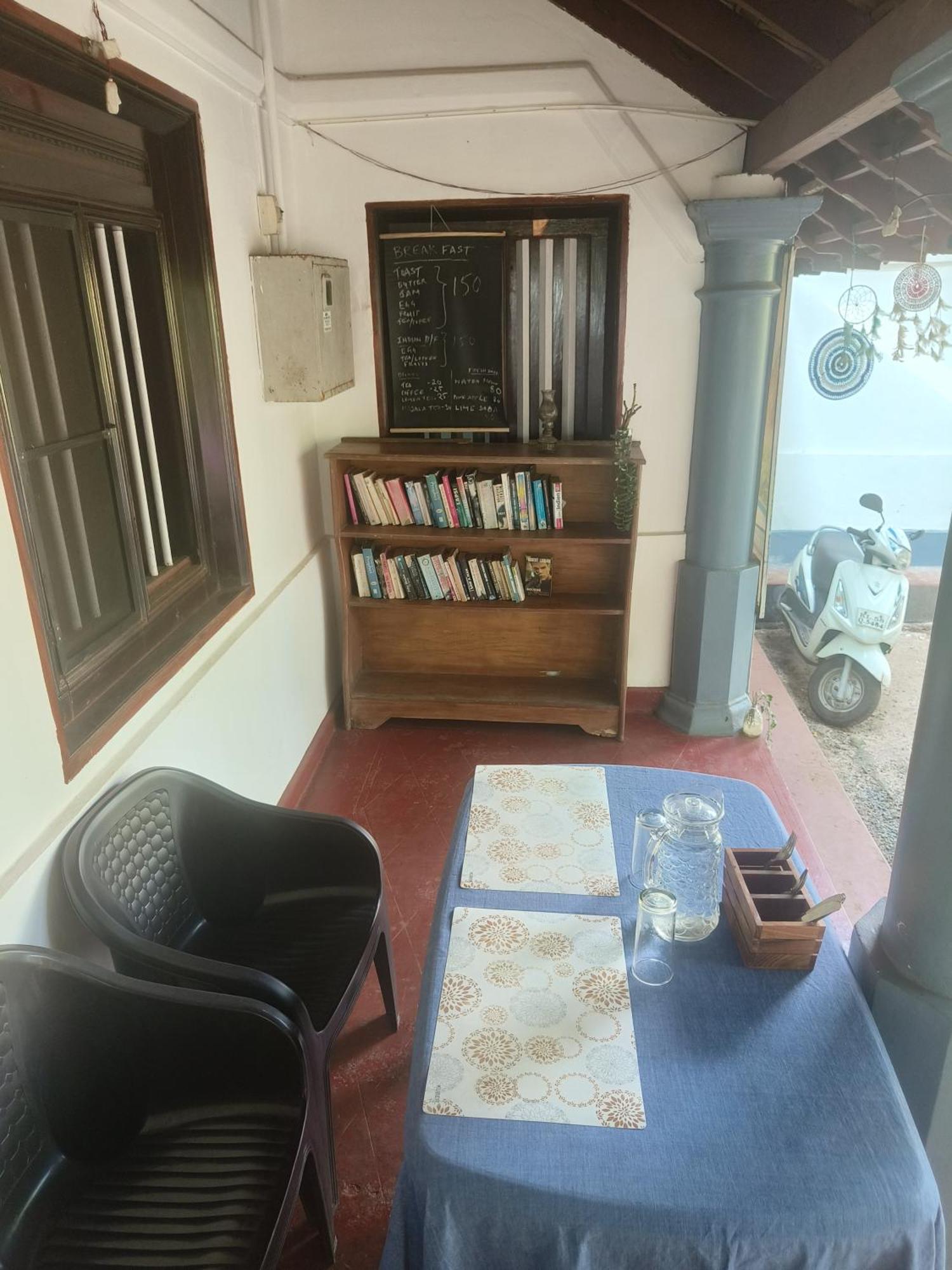 Perch Next Door Bed & Breakfast Канур Екстериор снимка