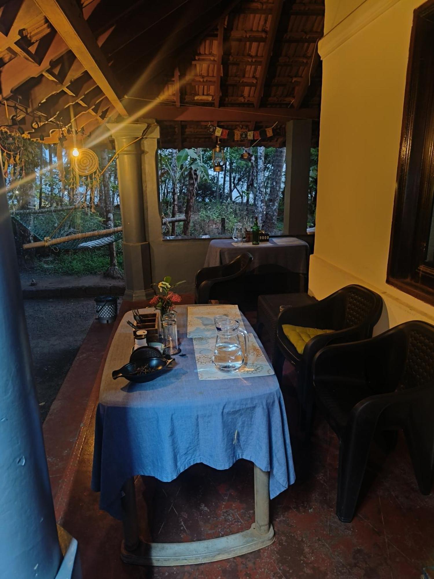 Perch Next Door Bed & Breakfast Канур Екстериор снимка